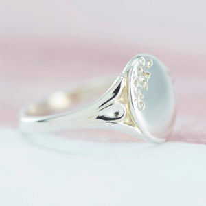 This Ladies oval Signet ring in Sterling Silver shows a natural diamond birthstone LS8VS